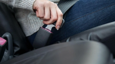 Sicher ans Ziel: Im Winter sollten Autofahrer auf dicke Kleidung und klobige Schuhe am Steuer verzichten, um Beweglichkeit und Sicherheit zu gewährleisten. (Foto: Christin Klose/dpa-tmn)