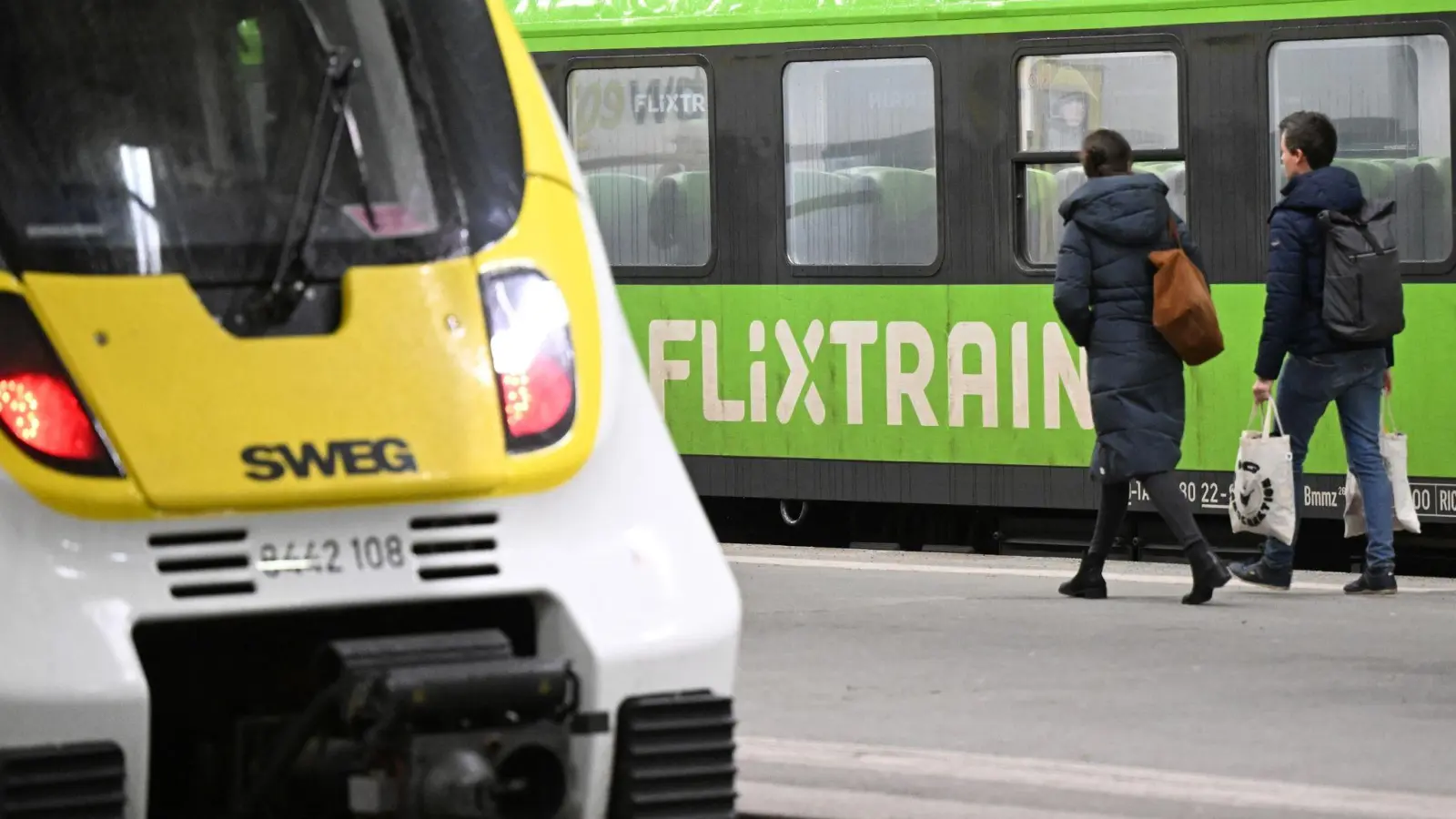 Auf der Schiene ein Konkurrent der Bahn: Der Münchener Fernzug-Anbieter Flixtrain. (Foto: Bernd Weißbrod/dpa)