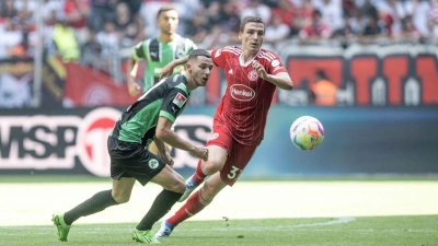 Düsseldorfs Marcel Sobottka (r) und Branimir Hrgota von Greuther Fürth versuchen an den Ball zu kommen. (Foto: Bernd Thissen/dpa)