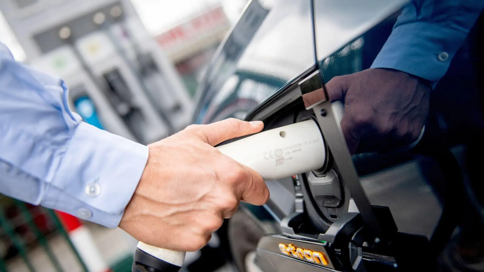 Tipp für kürzere Strecken: Sie müssen den Akku nicht immer voll aufladen - das ist für die Batterie von E-Autos meist gar nicht so gut. (Foto: Zacharie Scheurer/dpa-tmn)