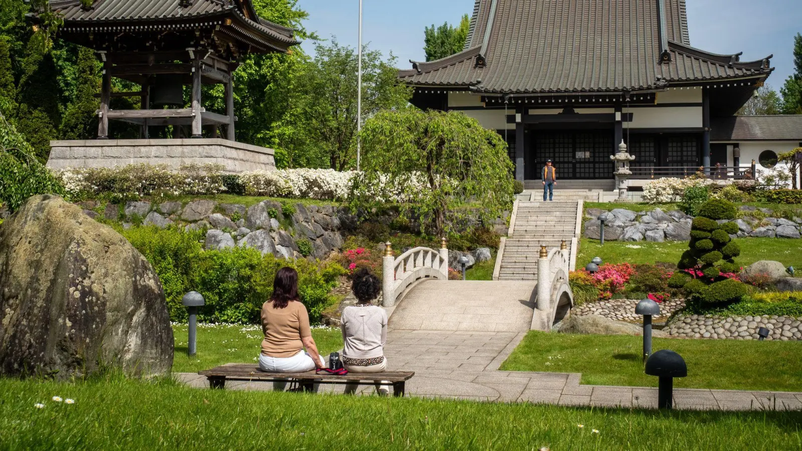 Japan? Nein, Düsseldorf! So idyllisch präsentiert sich der Tempelpark rund um das Ekō-Haus der Japanischen Kultur im Stadtteil Niederkassel. (Foto: Andreas Drouve/dpa-tmn)