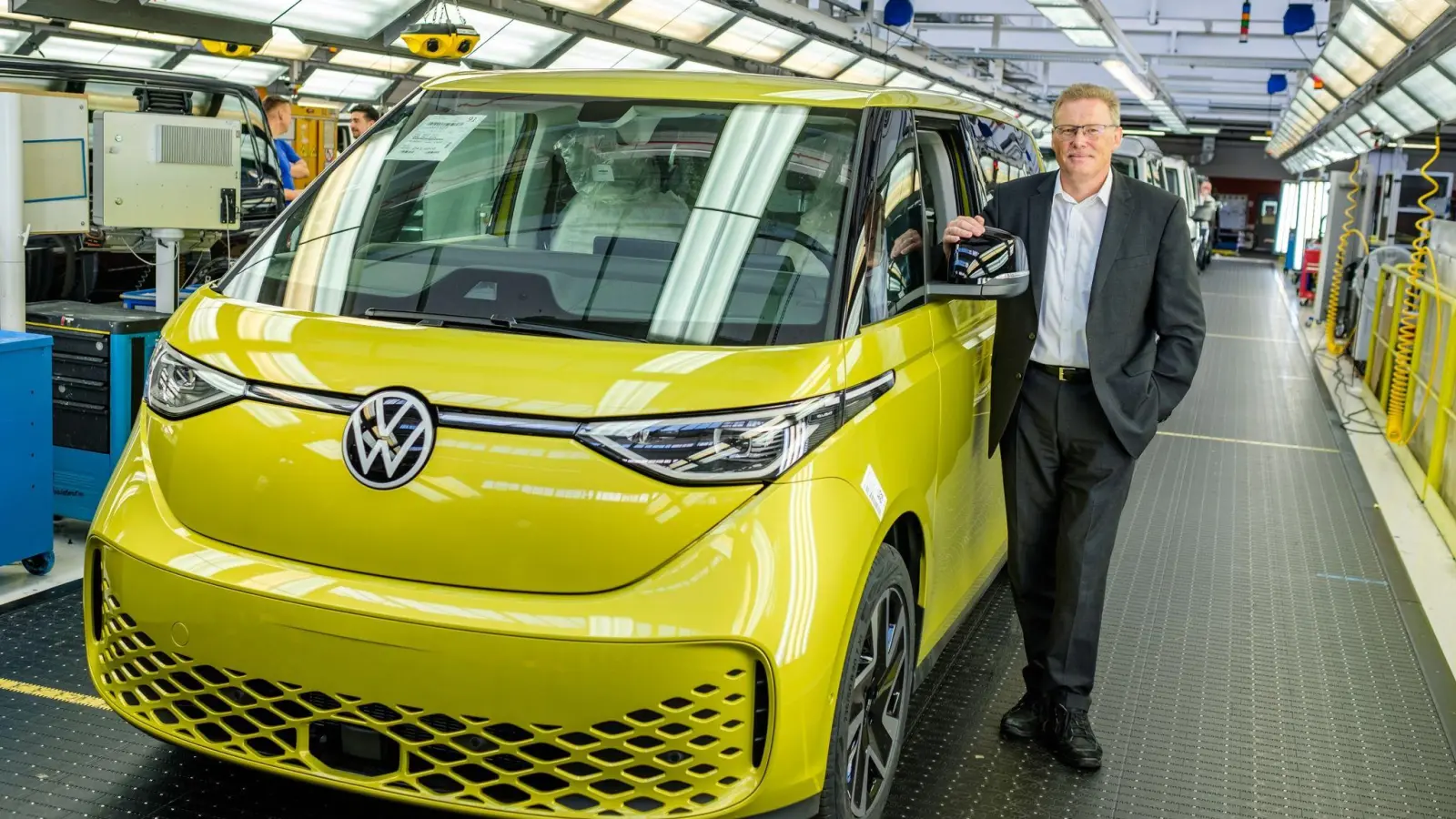 Josef Baumert, Produktionsvorstand bei Volkswagen Nutzfahrzeuge, posiert während einer Werksführung zur Produktion des ID. Buzz im Volkswagen Werk Hannover. Der vollelektrische Bulli ID. Buzz wird in Hannover gefertigt. (Foto: Ole Spata/dpa)