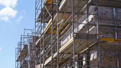 Um dem Wohnungsmangel anzugehen, braucht es aus Sicht von IG BAU und Mieterbund jährlich rund 20 Milliarden Euro. (Archivbild) (Foto: Marcus Brandt/dpa)