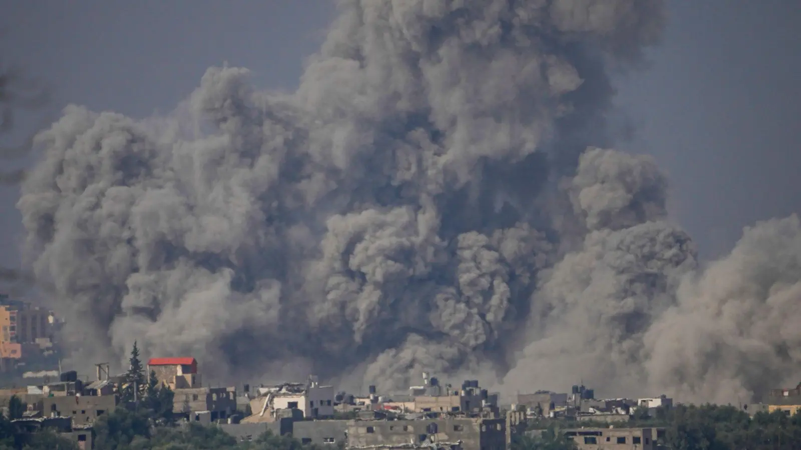 Rauch steigt nach einem israelischen Luftangriff im Gazastreifen auf. (Foto: Ariel Schalit/AP/dpa)