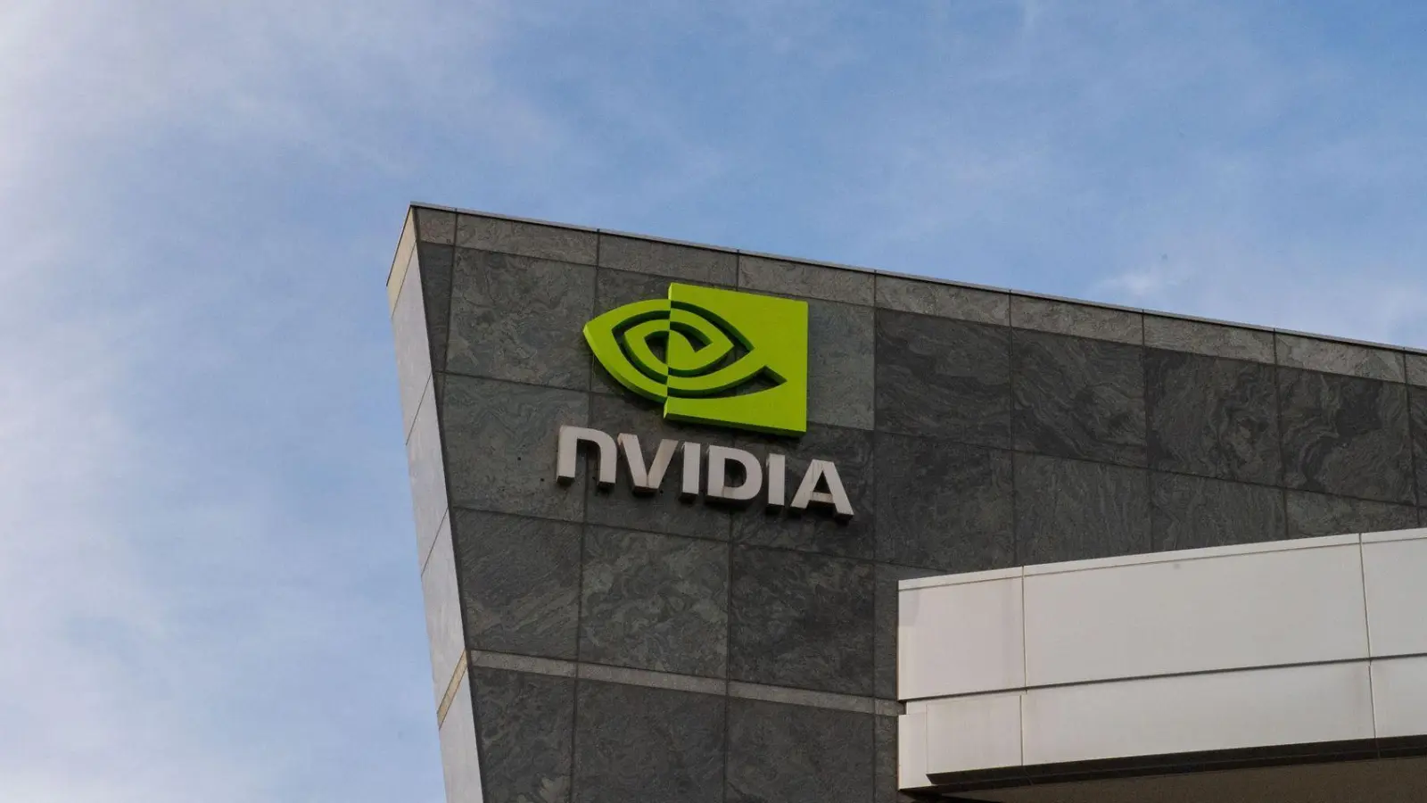 Das Logo des Chipkonzerns Nvidia am Hauptquartier im Silicon Valley. (Foto: Andrej Sokolow/dpa)