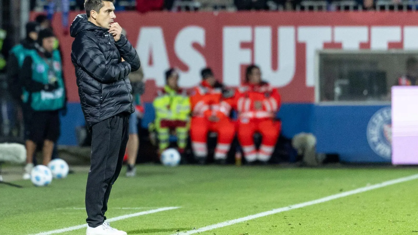 Wenig Zeit zum Handeln vor dem nächsten Spiel: Holstein Kiels Trainer Marcel Rapp. (Foto: Axel Heimken/dpa)