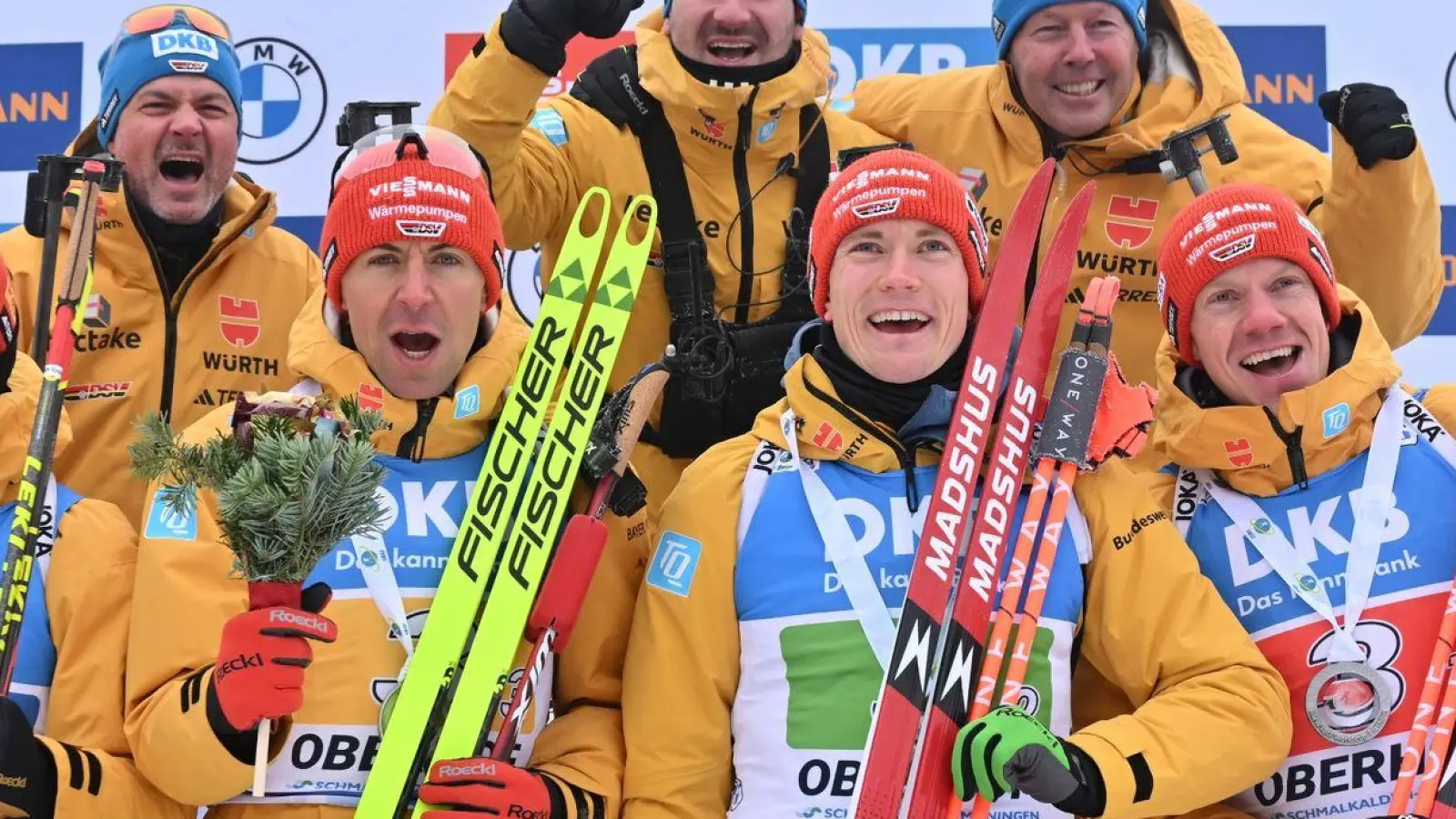 Die Biathlon-Staffel der Männer freut sich über den zweiten Platz in Oberhof. (Foto: Martin Schutt/dpa)