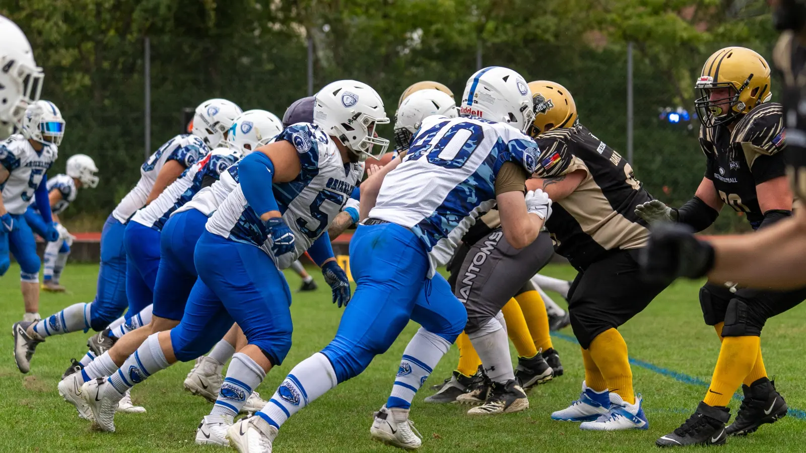 Geballter Power: Die Defense-Line der Ansbach Grizzlies (vorne mit der Nummer 40 Daniel Berninghaus) setzt zum Tackle an. (Foto: Tobias Wernick)