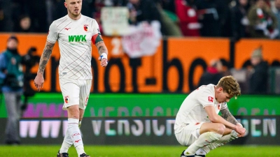 Jeffrey Gouweleeuw (l) lässt sich auch von einer gebrochenen Hand nicht stoppen. (Foto: Tom Weller/dpa)