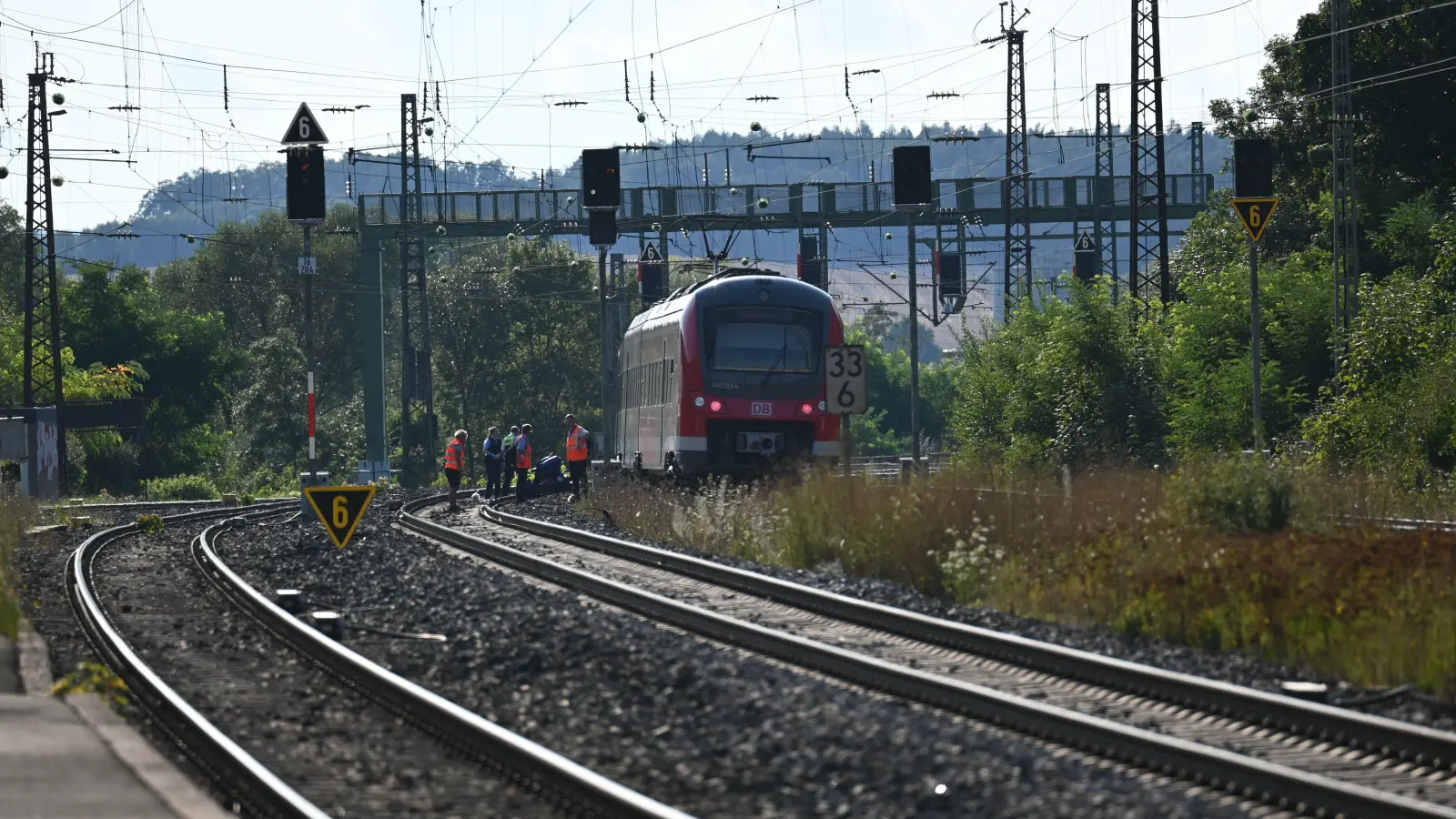 Rettungskräfte sind auf den Gleisanlagen in Neustadt/Aisch im Einsatz. Dort ist es zu einem Unglück gekommen, bei dem eine Person schwer verletzt wurde. (Foto: Mirko Fryska)