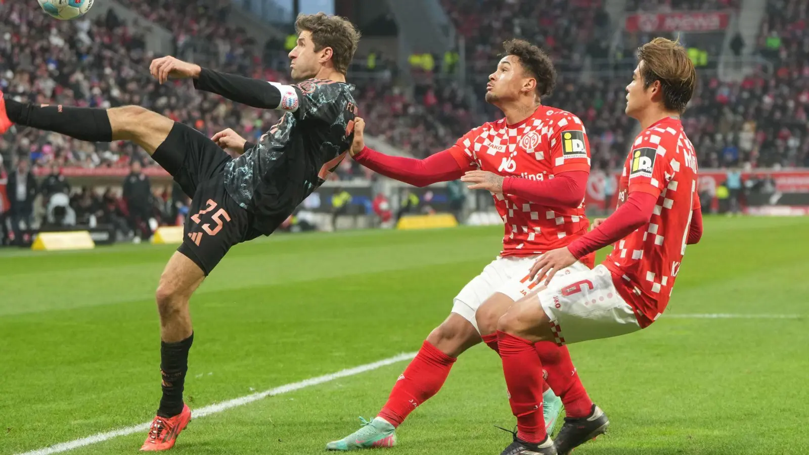 Der FC Bayern München um Thomas Müller (l) enttäuschte beim FSV Mainz 05 auf ganzer Linie. (Foto: Thomas Frey/dpa)