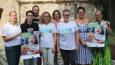 Als Beteiligte kündigen sie im Museumshof „Ansbach frühstückt regional &amp; fair“ an (von links): Anne Ziegler, Aline Heidemann (beide von der Stadt), Jan Schulte (Weltladen und CVJM), Nadine Maurer (SPD-Stadträtin), Annette Friedrich (Städtische Wirtschaftsschule und Respect-Vertreterin), Sabine Stein-Hoberg (Grünen-Stadträtin und Respect-Vertreterin), Lisa Dänzer (Platen-Gymnasium) und Marianne Springer. (Foto: Oliver Herbst)