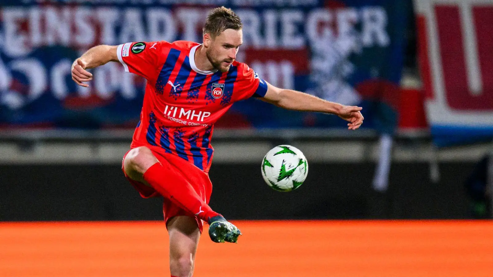 Patrick Mainka und der 1. FC Heidenheim werden vom DFB mit der Fair-Play-Medaille ausgezeichnet. (Foto: Tom Weller/dpa)