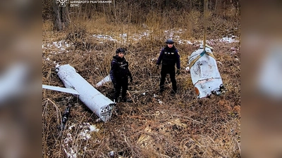 Trümmer eines russischen Marschflugkörpers, der über Kiew abgeschossen wurde. (Foto: Uncredited/Ukrainian Emergency Service/AP/dpa)