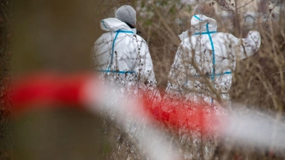 Spurensuche der Kriminalpolizei: Eine seit Mittwochabend vermisste 18-Jährige ist am Donnerstagabend in Pasewalk (Landkreis Vorpommern-Greifswald) tot aufgefunden worden. (Foto: Stefan Sauer/dpa)