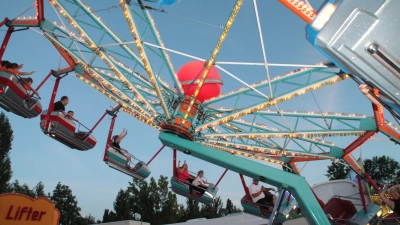 Die diversen Fahrgeschäfte auf dem Festplatz stießen zum Kirchweihauftakt vor allem bei der Jugend auf große Begeisterung. (Foto: Hans-Bernd Glanz)