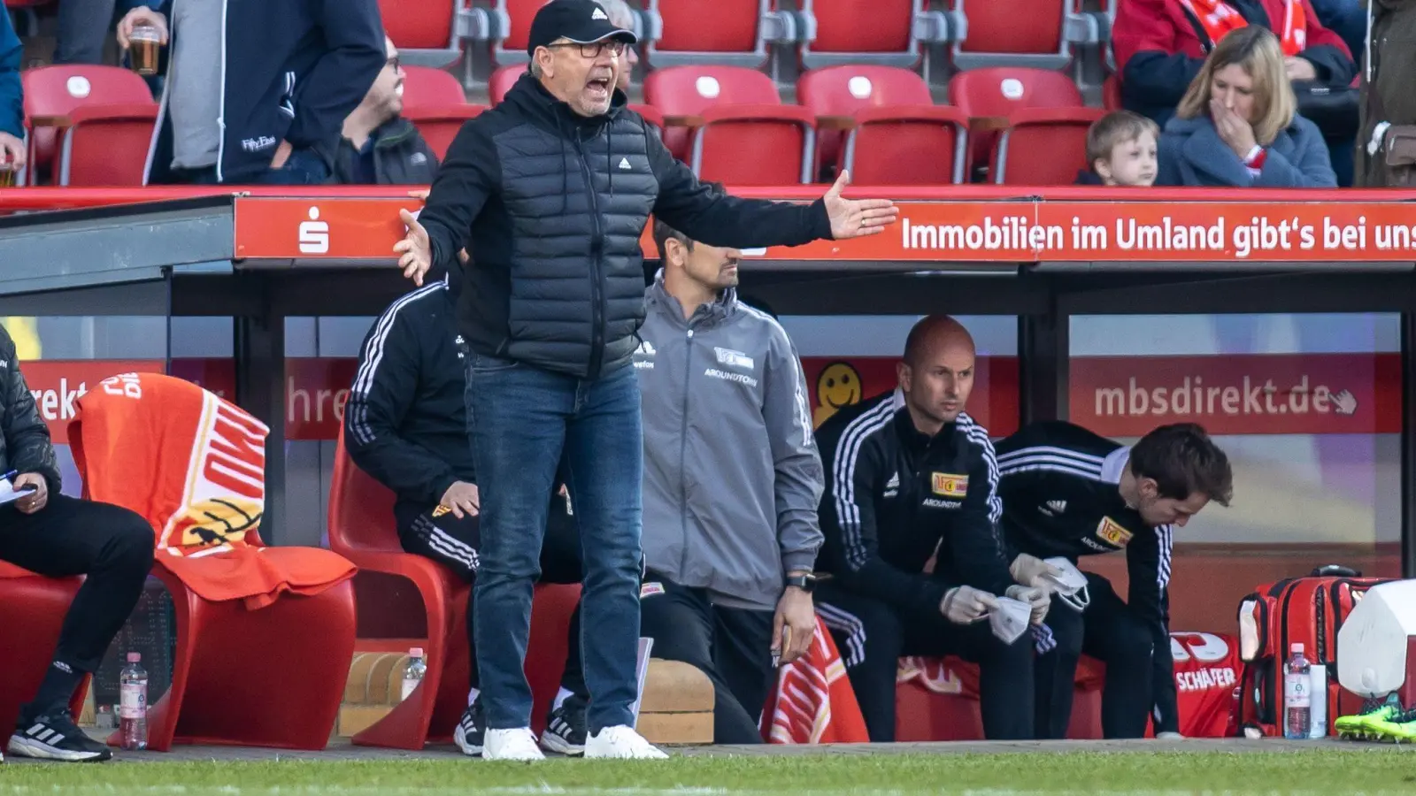 Unions Trainer Urs Fischer coacht seine Mannschaft vom Spielfeldrand aus. (Foto: Andreas Gora/dpa)