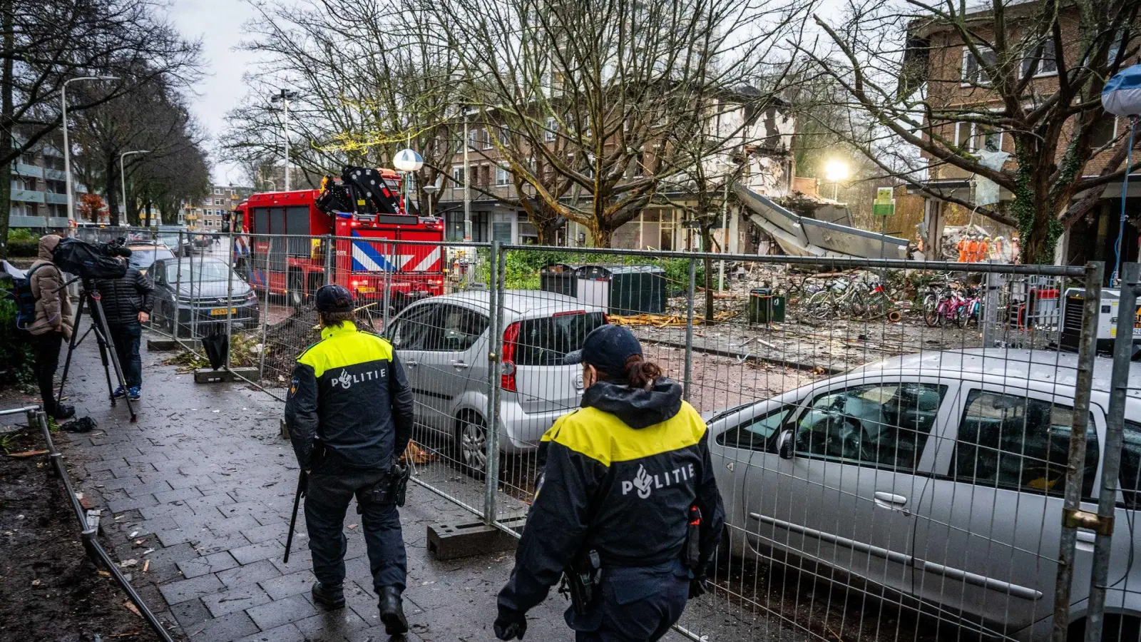 Am frühen Samstagmorgen hatte es bei dem dreistöckigen Mehrfamilienhaus zwei Explosionen gegeben. (Foto: Josh Walet/ANP/dpa)