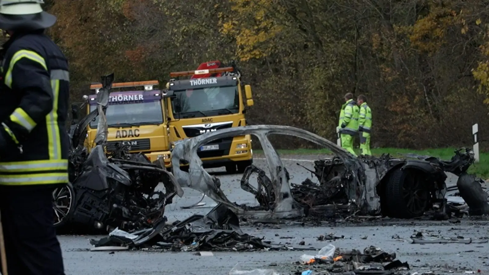 Bei dem verheerenden Unfall im Münsterland brannte ein Auto vollständig aus. (Foto: Michel Fritzemeier/tv7news.de /dpa)