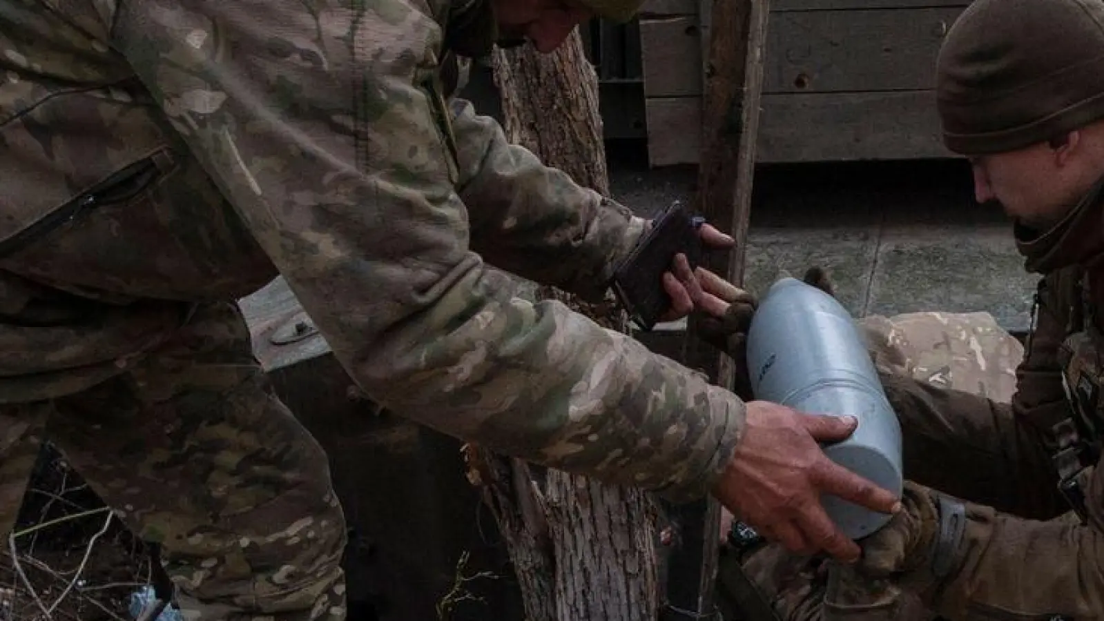 Ukrainische Soldaten bereiten Haubitzengranaten vor. (Foto: Iryna Rybakova/AP/dpa)