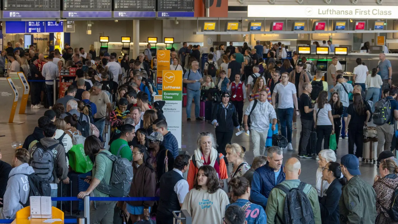 Die Fluggäste am Frankfurter Airport sind am Morgem stark verunsichert. (Foto: Helmut Fricke/dpa)