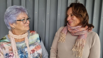 Anita Hammer aus Brunn erhielt aus den Händen von Bürgermeisterin Sandra Winkelspecht die Silberne Bürgermedaille des Marktes Emskirchen (von links). (Foto: Rainer Weiskirchen)