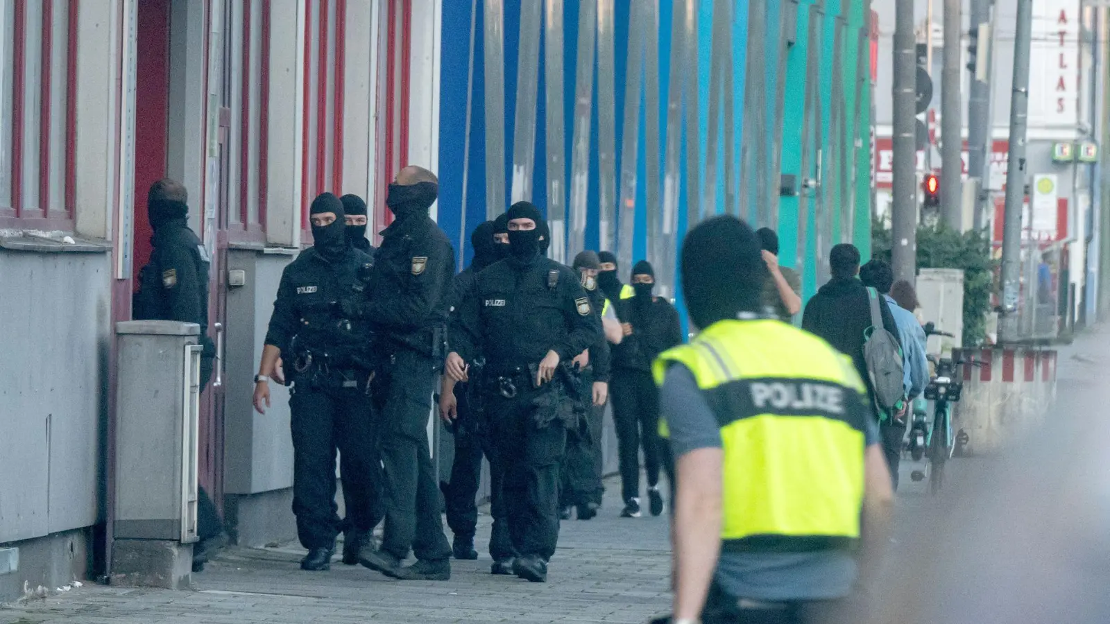 Im Rahmen der bundesweiten Razzien werden auch Räume in München durchsucht. (Foto: Peter Kneffel/dpa)