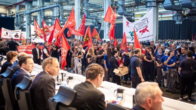 Auf der Betriebsversammlung in Wolfsburg begrüßen Mitarbeiter den Vorstand mit scharfem Protest gegen die jüngsten Sparpläne. (Foto: Moritz Frankenberg/dpa Pool/dpa)