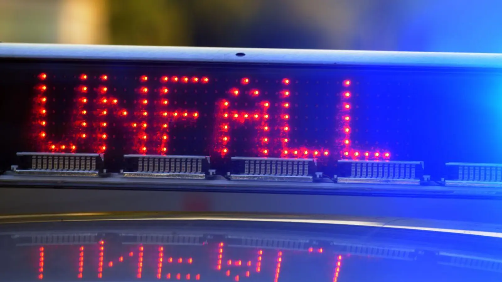 In der Nacht wurden die Rettungskräfte gerufen: Ein 17-jähriger Autofahrer starb noch am Unfallort. (Symbolbild) (Foto: Stefan Puchner/dpa)