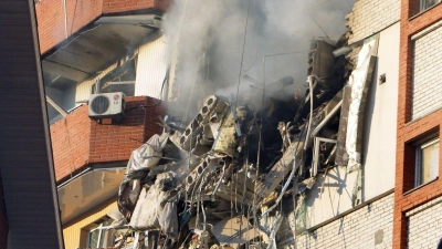 Rauch steigt aus einem Wohnblock, der von einer russischen Rakete getroffen wurde. (Foto: ---/Ukrinform/dpa)