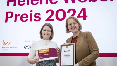 Bundesministerin Lisa Paus (rechts) übergab Franziska Wurzinger in Berlin den Helene-Weber-Preis. (Foto: Thomas Köhler/BMFSFJ/photothek.de)