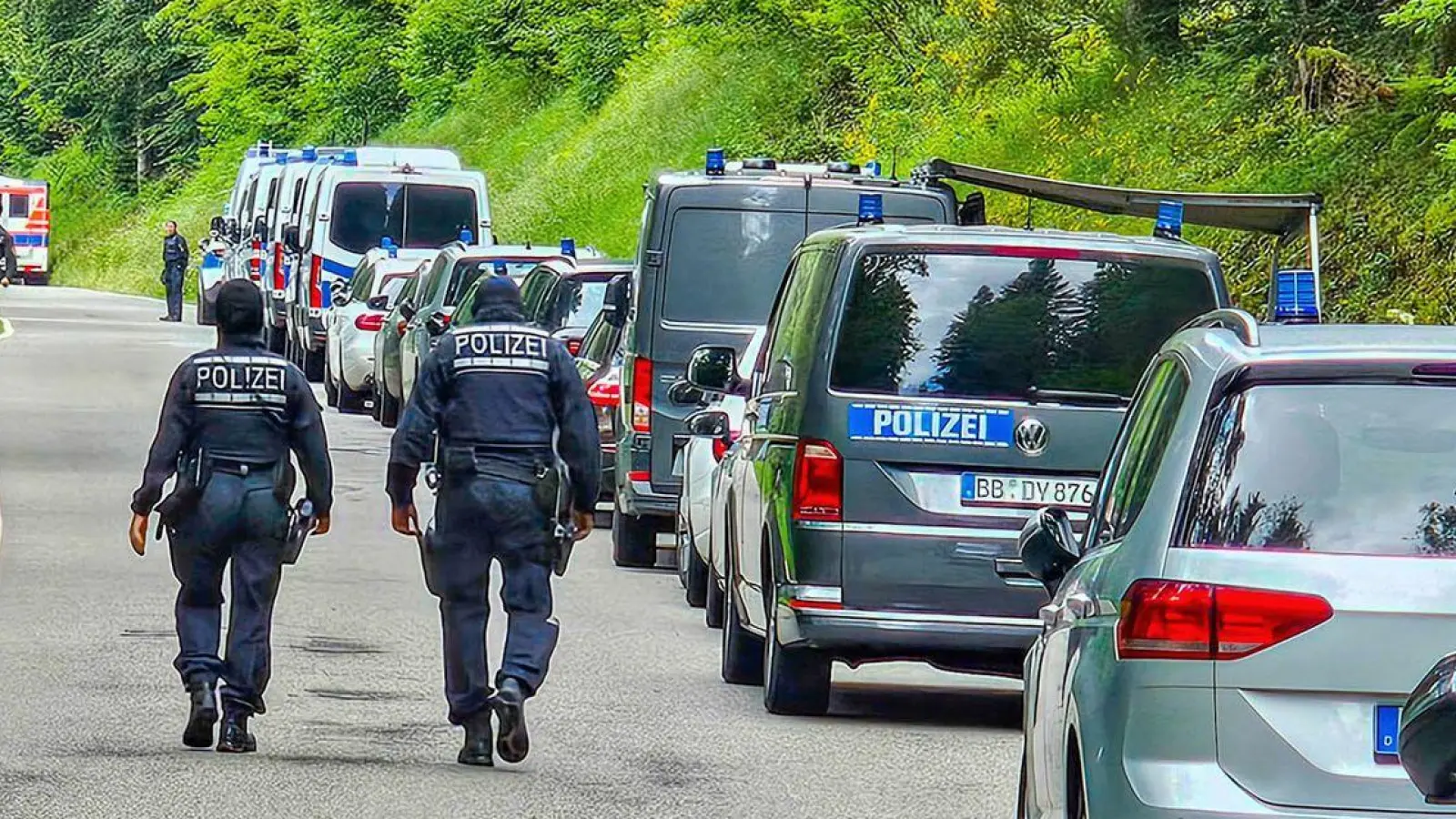 Beamte der Polizei sind bei einer Durchsuchung eines Grundstücks am Ortsrand von Althengstett in Baden-Württemberg im Einsatz. (Foto: Waldemar Gress/EinsatzReport24/dpa)