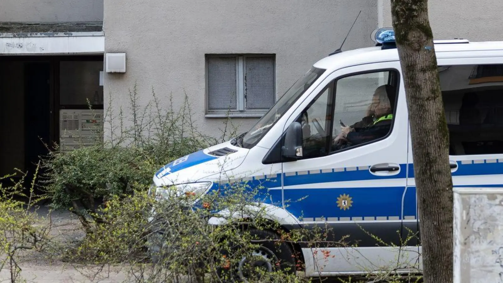 Ein Polizeiwagen steht vor der Wohnung der ehemaligen RAF-Terroristin Daniela Klette (Archivbild). (Foto: Hannes P Albert/dpa)