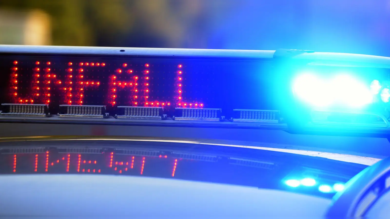 Die Polizei hat die A93 zwischen Mainburg und Wolnzach wegen der anstehenden Bergung eines verunglückten Lkw gesperrt. (Symbolfoto) (Foto: Stefan Puchner/dpa)