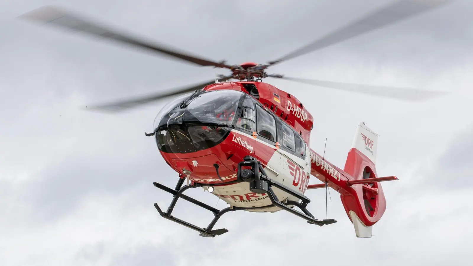 Ein Hubschrauber brachte den schwer verletzten Waldarbeiter ins Krankenhaus. (Symbolbild) (Foto: Daniel Karmann/dpa)