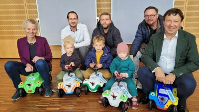 Die LGS-Geschäftsführerin Birgit Grübler und Bürgermeister Jürgen Heckel (rechts) gratulierten den Gewinnern (vorne von links): Jakob, Learian und Lea. Mit von der Partie waren ihre Väter (hinten von links) Jochen Eitel, Alexander Heterle und Jan Scheer. (Foto: Nina Daebel)