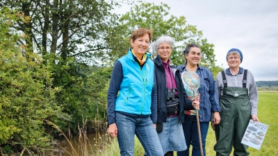 Andrea Kerskes von der höheren Naturschutzbehörde, Projektleiterin Doris Hofmann, Biologin Sigrid Baurmann und ehrenamtliche Betreuerin Jana Stepanek (von links) bei der Begehung des Rehberggrabens. (Foto: Tizian Gerbing)