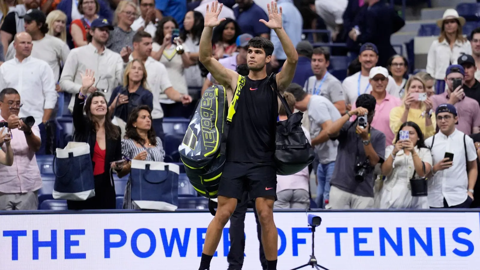 Winkt konsterniert zum Abschied den Fans: Carlos Alcaraz (Foto: Matt Rourke/AP)