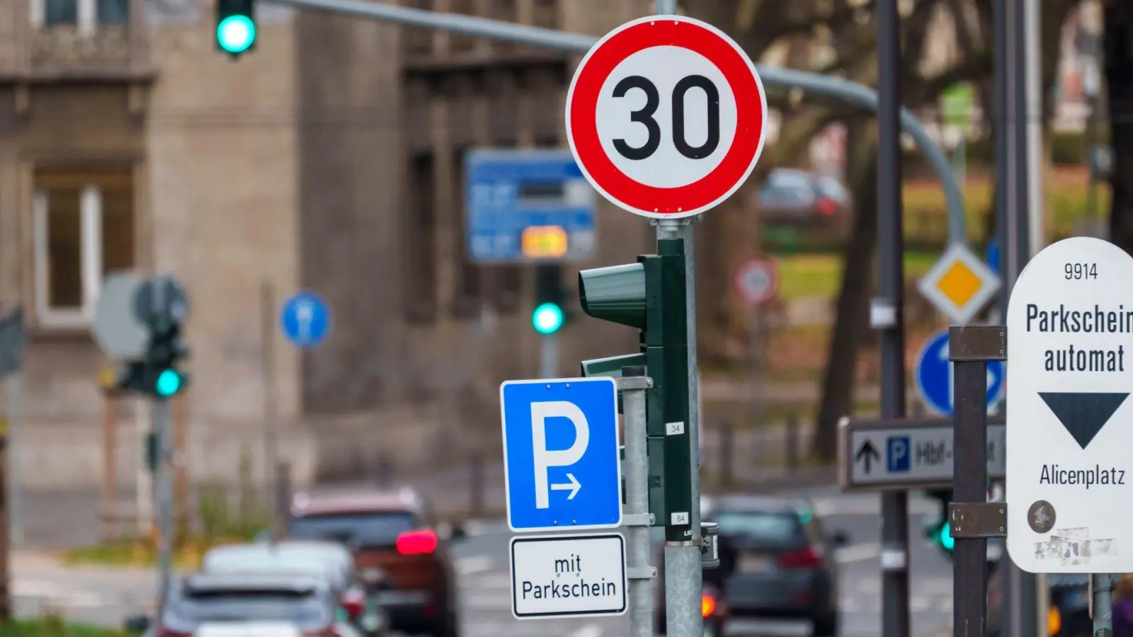 Die Initiative „Lebenswerte Städte durch angemessene Geschwindigkeiten“ sieht weiter zu enge Grenzen für Tempolimits in deutschen Städten und Gemeinden. (Symbolbild) (Foto: Andreas Arnold/dpa)