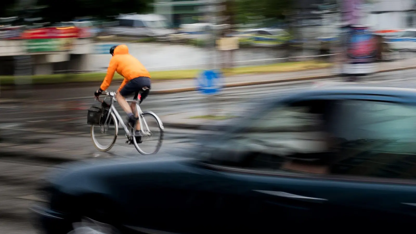 Ein Pkw fährt hinter einem Fahrradfahrer an einer Kreuzung einer Hauptverkehrsstraße in Berlin. Inwieweit Maßnahmen zur Verbesserung der Verkehrssicherheit befürwortet werden, hängt auch stark vom Alter ab. (Foto: Carsten Koall/dpa)