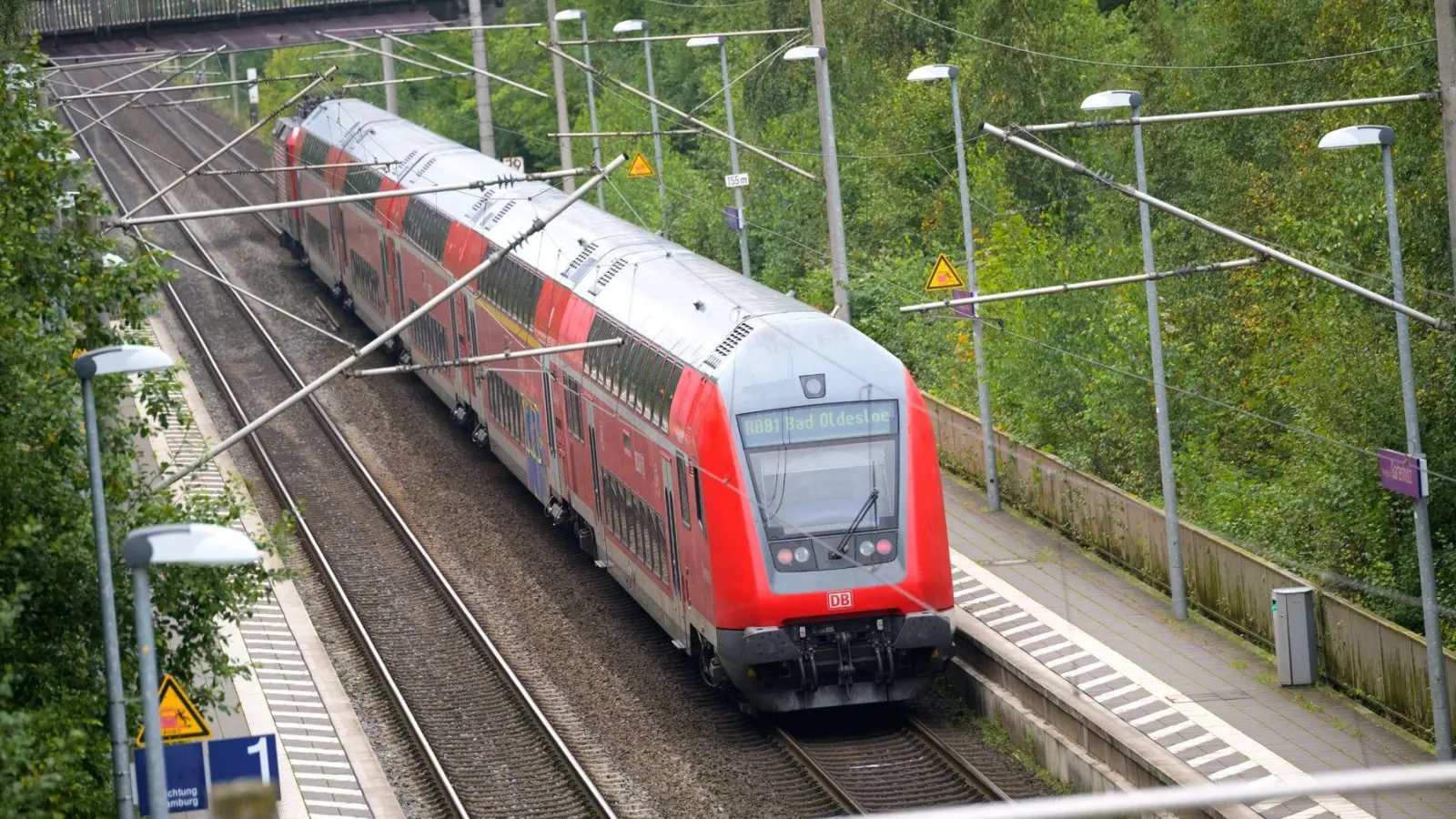 Ein Regionalzug der Deutschen Bahn fährt durch einen Bahnhof. (Foto: Jonas Walzberg/dpa/Symbolbild)