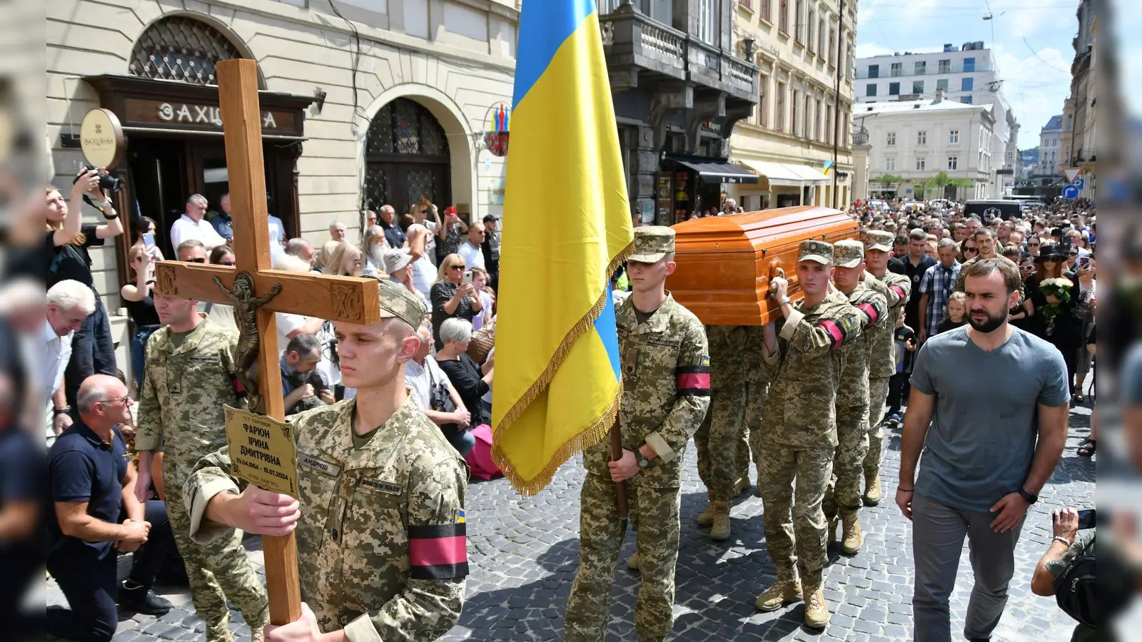 Soldaten tragen den Sarg der ermodeten früheren Parlamentsabgeordneten Iryna Farion während einer Beerdigungszeremonie. (Foto aktuell) (Foto: Mykola Tys/AP/dpa)