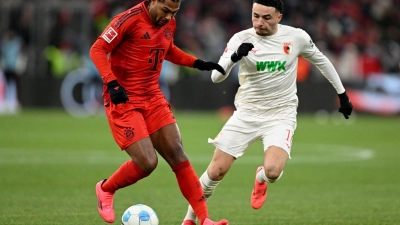 Serge Gnabry (l) trainiert wieder mit der Münchner Mannschaft. (Foto: Sven Hoppe/dpa)