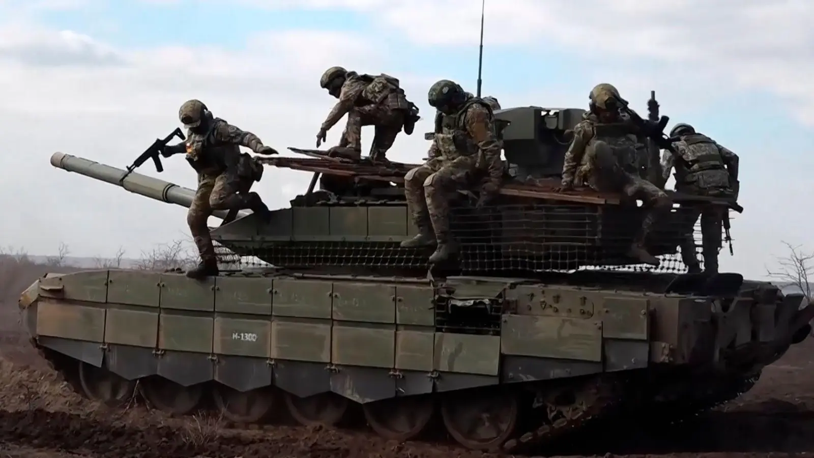 Russische Soldaten in der Ukraine. Der ukrainische Militärexperte Olexander Kowalenko warnt vor den seiner Meinung nach bestehende Gefahren einer Waffenruhe. (Archivbild)  (Foto: Uncredited/Russian Defense Ministry Press Service/AP/dpa)