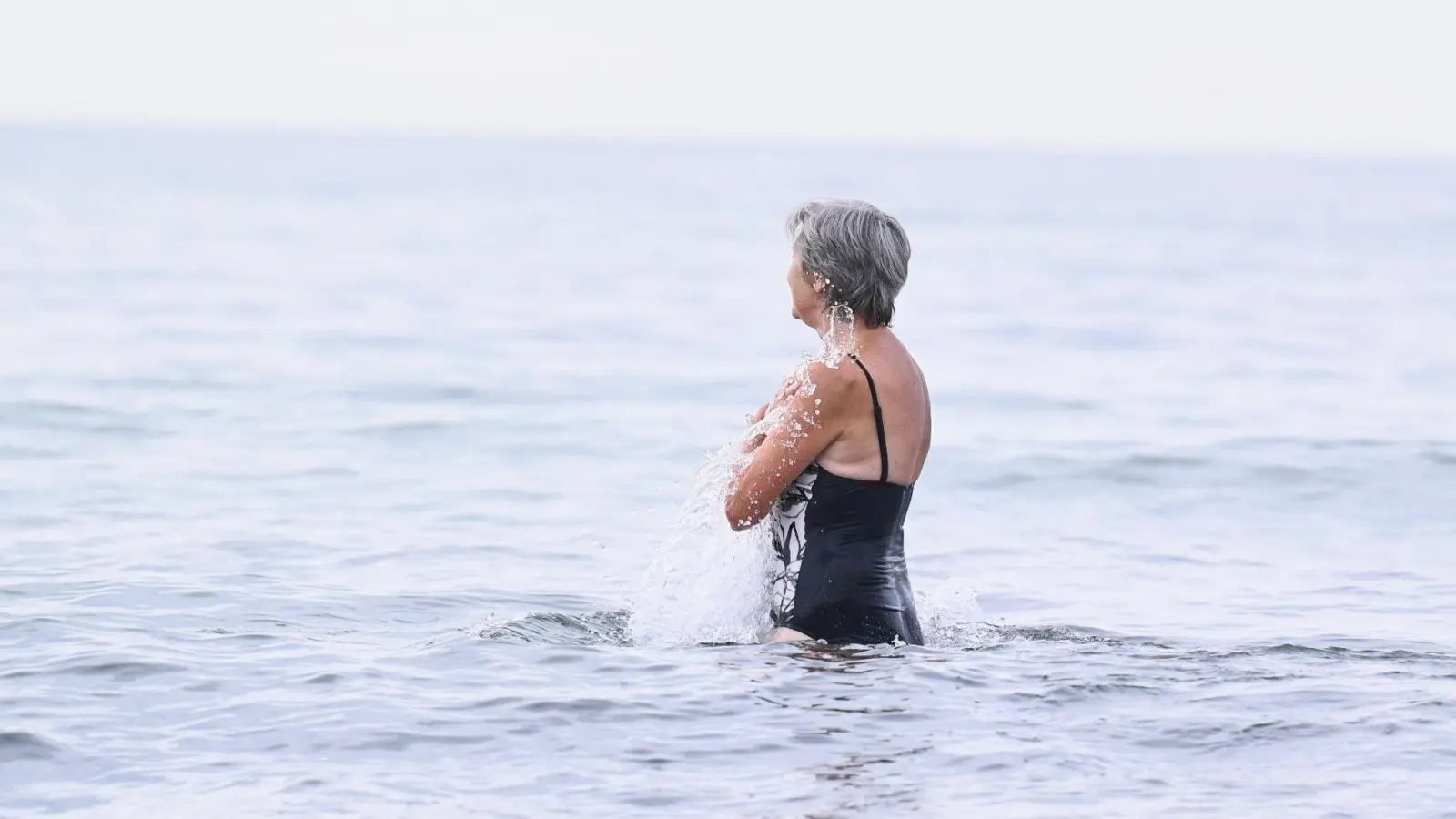 Vor dem Baden im See oder Meer gilt: Hörgerät ablegen.  (Foto: Annette Riedl/dpa/dpa-tmn)