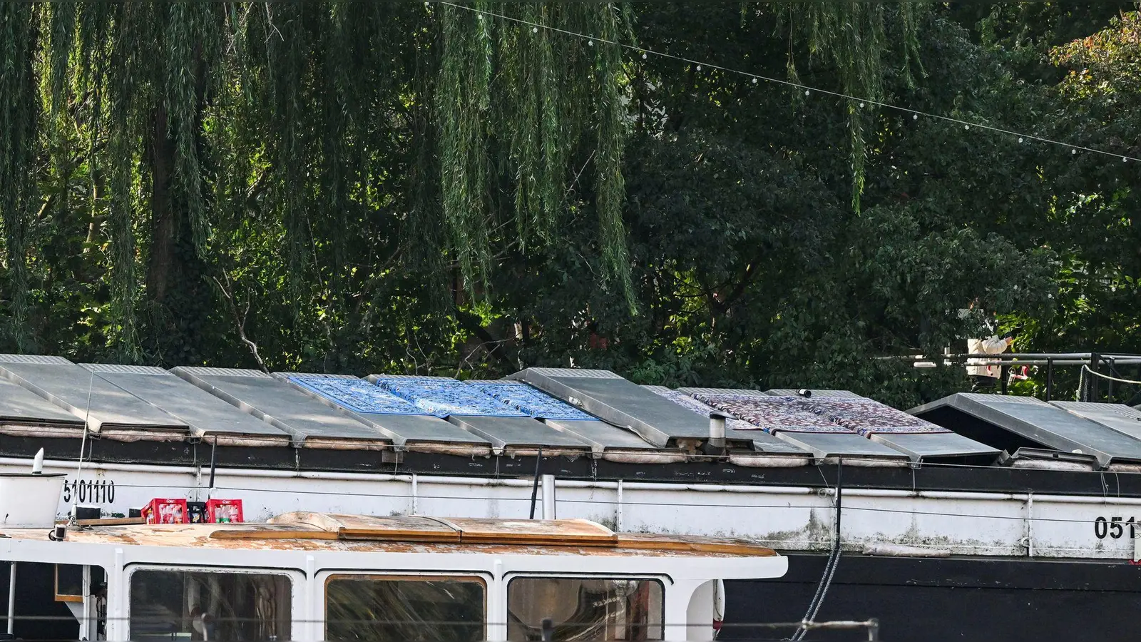 Bei einem Partyboot auf der Berliner Spree ist ein Metalldach eingestürzt.  (Foto: Jens Kalaene/dpa)