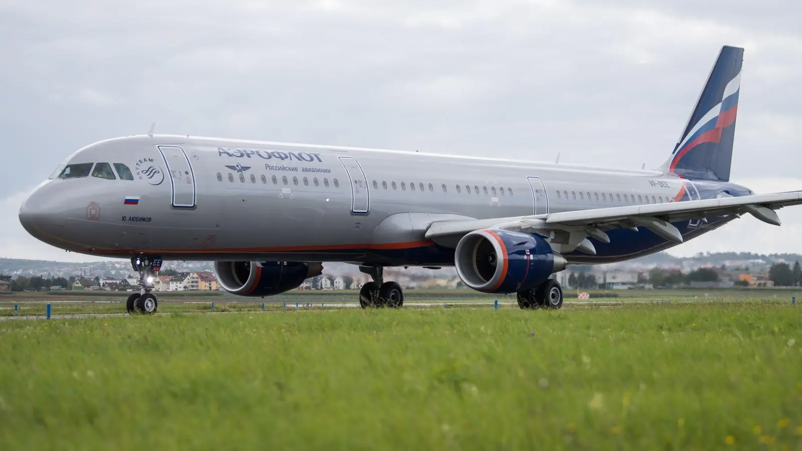 Ein Flugzeug der russischen Fluggesellschaft Aeroflot musste mehr als zwei Jahre auf dem Münchner Flughafen ausharren - was reichlich Parkgebühren kostete. Dieses Bild zeigt eine Maschine der Airline auf dem Flughafen Stuttgart. (Archivbild) (Foto: picture alliance / Sebastian Gollnow/dpa)