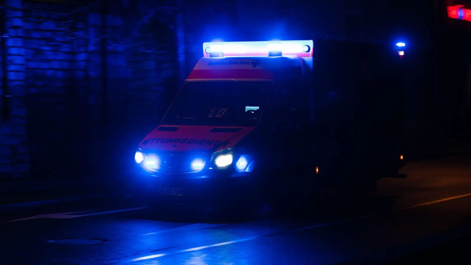 Der Rettungsdienst hat die 17-Jährige in der Silvesternacht in ein Krankenhaus gebracht. (Symbolbild) (Foto: Nicolas Armer/dpa)