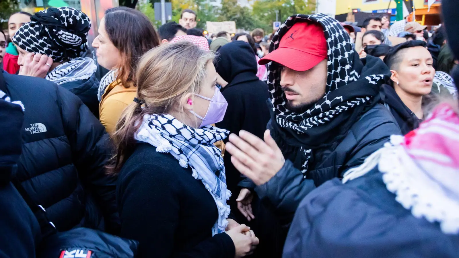 An der propalästinensischen Demo mit dem Titel „Solidarität mit Palästina“ nahm auch die schwedische Aktivistin Greta Thunberg teil. (Foto: Christoph Soeder/dpa)