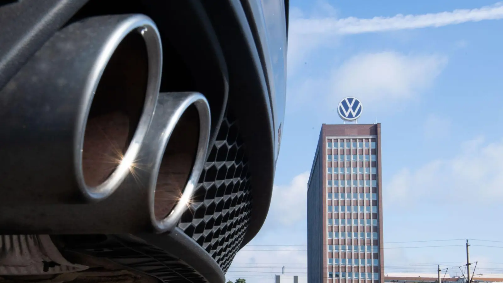 Bei VW in Wolfsburg herrscht nach den verschärften Sparplänen Verunsicherung in der Belegschaft. (Archivbild) (Foto: Julian Stratenschulte/dpa)